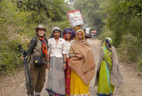 Maria Llu&iuml;sa amb dones de la zona de Bharatpur, al Rajasthan